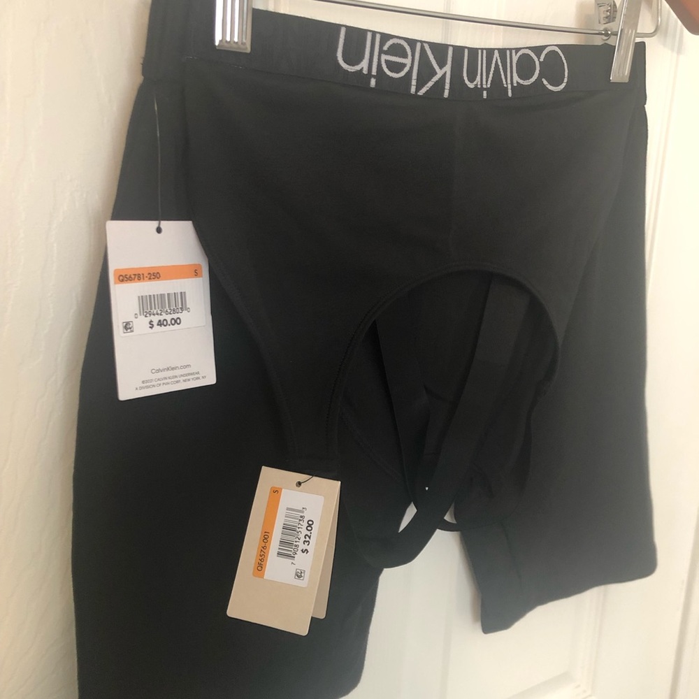 Calvin Klein boxer brief short, thong, and bralette set (S) - Picture 5 of 9